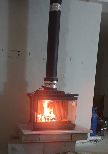 Semineu din fonta pe lemne Edna pe colt dreapta, cu 2 fete sticla laterale